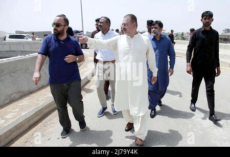 Der Informations- und Verkehrsminister von Sindh, Sharjeel Inam Memon, inspiziert die Bauarbeiten am Abschnitt Orange Line des BRT-Systems (Bus Rapid Transit) während seines Besuchs in Karachi am Samstag, dem 07. Mai 2022. Der neu ernannte Verkehrsminister von Sindh, Sharjeel Inam Memon, hat der Sindh Mass Transit Authority (SMTA) einen Monat Zeit gegeben, um den Abschnitt Orange Line des BRT-Systems (Bus Rapid Transit) in der Stadt betriebsbereit zu machen. Stockfoto