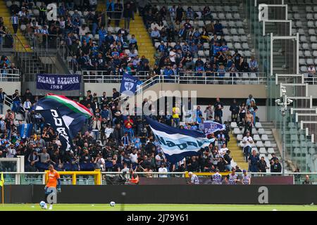 TURIN, ITALIEN, 07. MAI 2022. Fans von SSC Napoli während der Serie A Spiel zwischen Turin FC und SSC Napoli im Olympic Grande Torino Stadium. Kredit: Massimiliano Ferraro/Medialys Images/Alamy Live Nachrichten Stockfoto