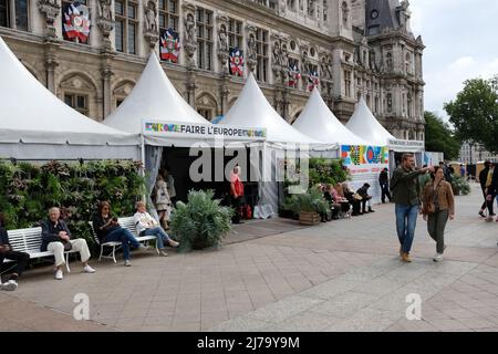 Am Samstag, dem 7. Mai, wurde auf dem Platz vor dem Pariser Rathaus ein Europatag mit Ständen für NGOs und einem Konferenzraum organisiert Stockfoto