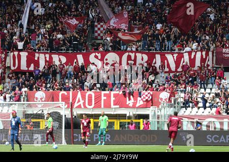 TURIN, ITALIEN, 07. MAI 2022. Fans des FC Turin während des Serie A-Spiels zwischen dem FC Turin und dem SSC Napoli im Olympiastadion Grande Torino. Kredit: Massimiliano Ferraro/Medialys Images/Alamy Live Nachrichten Stockfoto