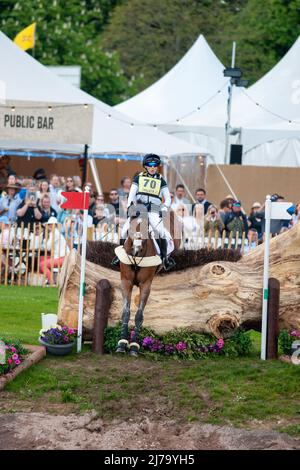 Badminton Horse Trials 2022, Gloucestershire, Großbritannien. 7. Mai 2022. Laura Collett und London 52 vertreten Großbritannien während der Cross Country Phase am 3. Tag der 2022 von MARS präsentierten Badminton-Pferdetrials im Badminton House in der Nähe von Bristol, Gloucestershire, England, Großbritannien. Jonathan Clarke / Alamy Live News Stockfoto
