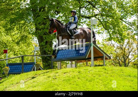 Badminton Horse Trials 2022, Gloucestershire, Großbritannien. 7. Mai 2022. Rosalind Canter und Allstar B vertreten Großbritannien während der Cross Country Phase am 3. Tag der 2022 von MARS präsentierten Badminton Horse Trials im Badminton House in der Nähe von Bristol, Gloucestershire, England, Großbritannien. Jonathan Clarke / Alamy Live News Stockfoto