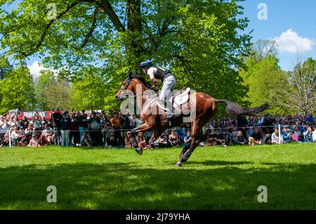 Badminton Horse Trials 2022, Gloucestershire, Großbritannien. 7. Mai 2022. Tom McEwen und Toledo De Kerser vertreten Großbritannien während der Cross Country Phase am 3. Tag der 2022 von MARS präsentierten Badminton-Pferdetrials im Badminton House in der Nähe von Bristol, Gloucestershire, England, Großbritannien. Jonathan Clarke / Alamy Live News Stockfoto