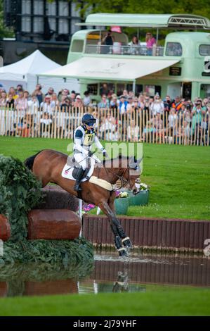 Badminton Horse Trials 2022, Gloucestershire, Großbritannien. 7. Mai 2022. Laura Collett und London 52 vertreten Großbritannien während der Cross Country Phase am 3. Tag der 2022 von MARS präsentierten Badminton-Pferdetrials im Badminton House in der Nähe von Bristol, Gloucestershire, England, Großbritannien. Jonathan Clarke / Alamy Live News Stockfoto