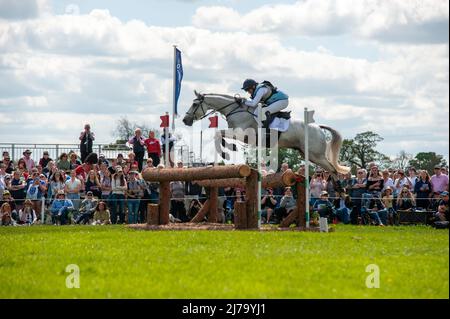 Badminton Horse Trials 2022, Gloucestershire, Großbritannien. 7. Mai 2022. Kitty King und Vendredi Biats repräsentieren Großbritannien während der Cross Country Phase am 3. Tag der 2022 von MARS präsentierten Badminton-Pferdetrials im Badminton House in der Nähe von Bristol, Gloucestershire, England, Großbritannien. Jonathan Clarke / Alamy Live News Stockfoto