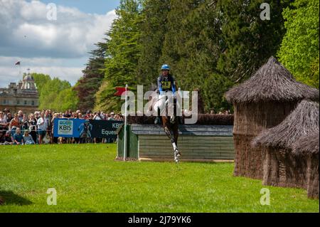 Badminton Horse Trials 2022, Gloucestershire, Großbritannien. 7. Mai 2022. Will Faudree und Mama's Magic Way vertreten die Vereinigten Staaten während der Cross Country Phase am 3. Tag der 2022 von MARS präsentierten Badminton Horse Trials im Badminton House in der Nähe von Bristol, Gloucestershire, England, Großbritannien. Jonathan Clarke / Alamy Live News Stockfoto