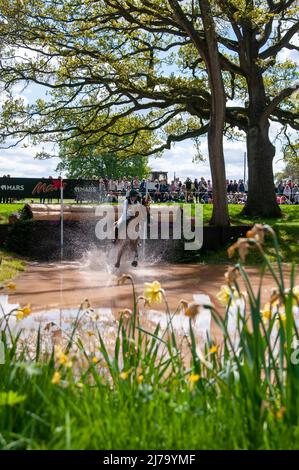 Badminton Horse Trials 2022, Gloucestershire, Großbritannien. 7. Mai 2022. Cathal Daniels und Barrichello repräsentierten Irland während der Cross Country Phase am 3. Tag der 2022 von MARS präsentierten Badminton Horse Trials im Badminton House in der Nähe von Bristol, Gloucestershire, England, Großbritannien. Jonathan Clarke / Alamy Live News Stockfoto