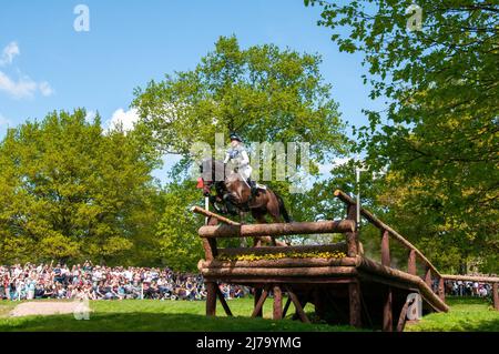 Badminton Horse Trials 2022, Gloucestershire, Großbritannien. 7. Mai 2022. Nicola Wilson und J L Dublin vertreten Großbritannien während der Cross Country Phase am 3. Tag der 2022 von MARS im Badminton House in der Nähe von Bristol, Gloucestershire, England, Großbritannien präsentierten Badminton-Pferdetrials. Jonathan Clarke / Alamy Live News Stockfoto