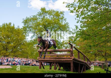 Badminton Horse Trials 2022, Gloucestershire, Großbritannien. 7. Mai 2022. Piggy March und Vanir Kamira vertreten Großbritannien während der Cross Country Phase am 3. Tag der 2022 von MARS präsentierten Badminton Horse Trials im Badminton House in der Nähe von Bristol, Gloucestershire, England, Großbritannien. Jonathan Clarke / Alamy Live News Stockfoto