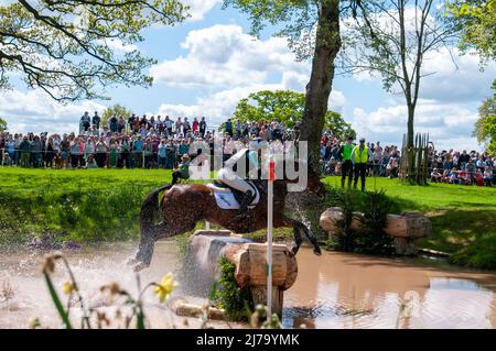 Badminton Horse Trials 2022, Gloucestershire, Großbritannien. 7. Mai 2022. Amanda Pottinger und Just Kidding repräsentierten Neuseeland während der Cross Country Phase am 3. Tag der 2022 von MARS präsentierten Badminton Horse Trials im Badminton House in der Nähe von Bristol, Gloucestershire, England, Großbritannien. Jonathan Clarke / Alamy Live News Stockfoto