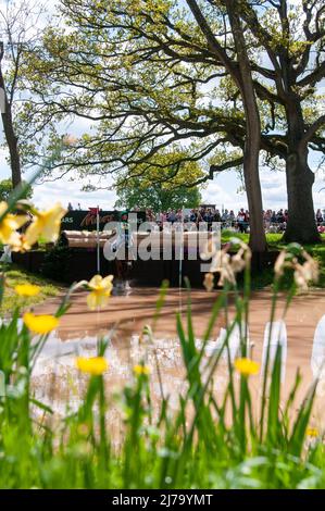 Badminton Horse Trials 2022, Gloucestershire, Großbritannien. 7. Mai 2022. Sarah Ennis und Woodcourt Garrison vertreten Irland während der Cross Country Phase am 3. Tag der 2022 von MARS präsentierten Badminton Horse Trials im Badminton House in der Nähe von Bristol, Gloucestershire, England, Großbritannien. Jonathan Clarke / Alamy Live News Stockfoto