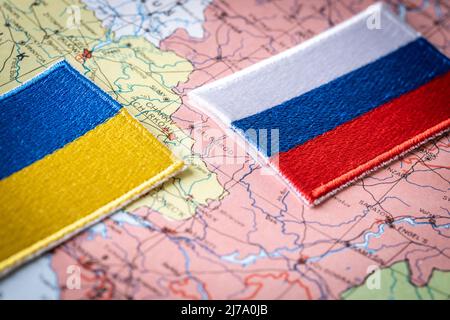 Flaggen von Russland und der Ukraine vor dem Hintergrund der Karte und der Grenze beider Länder, Konflikt zwischen Ländern Konzept Stockfoto