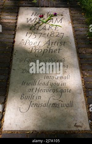 Grabstein Kennzeichnung William Blake's Grab in Bunhill Fields Grabstätte London. Stein installiert 2018, von Lida Cardozo, Jerusalem Vers geschnitzt. Stockfoto