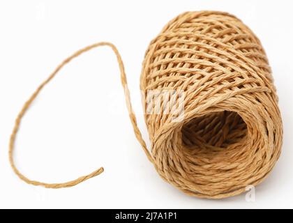 Fadenball aus natürlicher Jute-Faser auf weißem Hintergrund Stockfoto