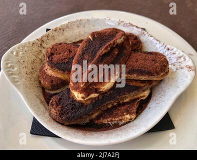 Tiramisu, das traditionelle italienische Dessert auf dem Teller ist Stockfoto