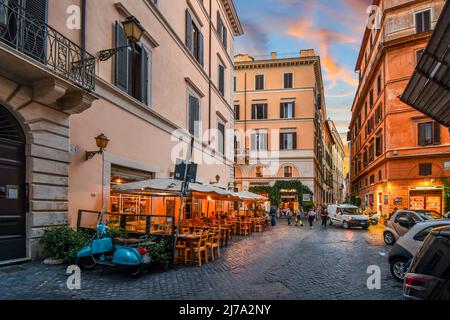 Dämmerung im historischen Zentrum von Rom und Italien als Touristen und Einheimische genießen Sie am frühen Abend an der Straßencafés und Geschäften. Stockfoto