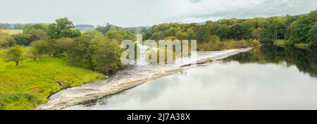 Weitwinkelpanorama des Wehrs auf dem Fluss tyne bei Chollerford, Chesters Roman Fort bei Hexham Northumberland Stockfoto