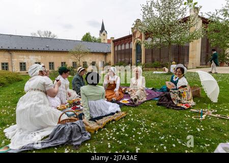 Der Empire Day fand am 7. Mai 2022 im Chateau Cechy pod Kosirem in Tschechien statt. Die Teilnehmer in historischen Kostümen gingen zurück in die Zeit der englischen Schriftstellerin Jane Austen. Sie hatten ein Picknick, eine Modenschau oder ein Fotoshooting. (CTK Photo/Stanislav Helona) Stockfoto