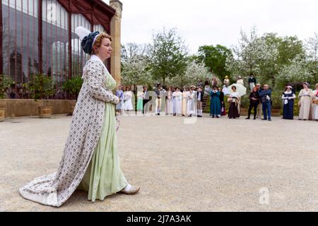 Der Empire Day fand am 7. Mai 2022 im Chateau Cechy pod Kosirem in Tschechien statt. Die Teilnehmer in historischen Kostümen gingen zurück in die Zeit der englischen Schriftstellerin Jane Austen. Sie hatten ein Picknick, eine Modenschau oder ein Fotoshooting. (CTK Photo/Stanislav Helona) Stockfoto