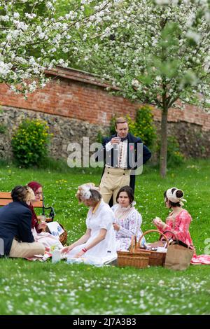 Der Empire Day fand am 7. Mai 2022 im Chateau Cechy pod Kosirem in Tschechien statt. Die Teilnehmer in historischen Kostümen gingen zurück in die Zeit der englischen Schriftstellerin Jane Austen. Sie hatten ein Picknick, eine Modenschau oder ein Fotoshooting. (CTK Photo/Stanislav Helona) Stockfoto