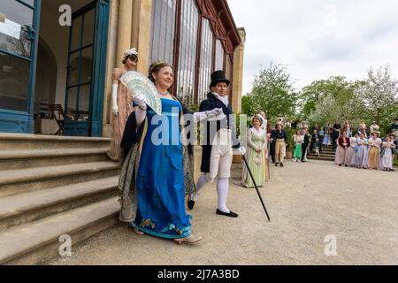 Der Empire Day fand am 7. Mai 2022 im Chateau Cechy pod Kosirem in Tschechien statt. Die Teilnehmer in historischen Kostümen gingen zurück in die Zeit der englischen Schriftstellerin Jane Austen. Sie hatten ein Picknick, eine Modenschau oder ein Fotoshooting. (CTK Photo/Stanislav Helona) Stockfoto