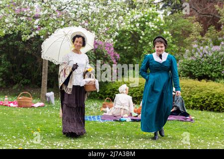 Der Empire Day fand am 7. Mai 2022 im Chateau Cechy pod Kosirem in Tschechien statt. Die Teilnehmer in historischen Kostümen gingen zurück in die Zeit der englischen Schriftstellerin Jane Austen. Sie hatten ein Picknick, eine Modenschau oder ein Fotoshooting. (CTK Photo/Stanislav Helona) Stockfoto