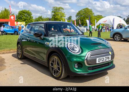 Mini Cooper S Electric Level 2 wird bei der EV Live Veranstaltung am 7.. Mai 2022 im Blenheim Palace ausgestellt Stockfoto