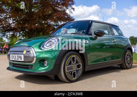 Mini Cooper S Electric Level 2 wird bei der EV Live Veranstaltung am 7.. Mai 2022 im Blenheim Palace ausgestellt Stockfoto