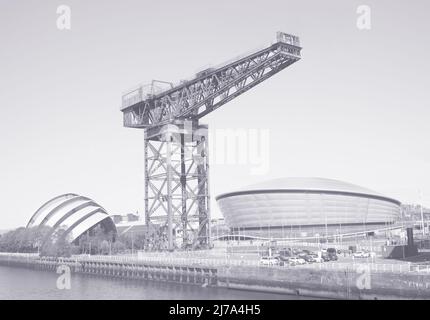 Glasgow, Schottland, Großbritannien, April 24. 2022, Clydeport Crane mit dem Hydro Area und Armadillo Gebäude Stockfoto