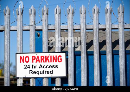 Schild mit Parkeinschränkungen auf dem privaten Parkplatz des Hotels Stockfoto