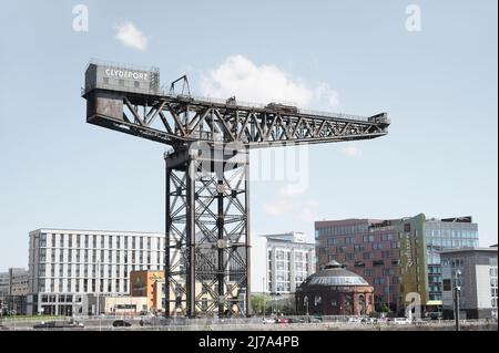 Glasgow, Schottland, Großbritannien, April 24. 2022, Clydeport Crane mit dem Hydro Area und Armadillo Gebäude Stockfoto