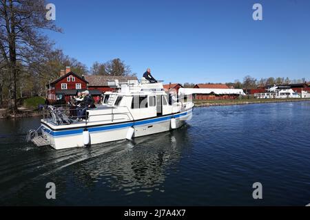 Am Dienstag wurde die Jubiläumssaison auf dem Göta Kanal in Old Motala Workshop (auf schwedisch: Gamla Motala verkstad), Motala, Schweden, mit Reden, Bandschnitten und dem üblichen Kanonengruß eingeweiht. Im Jahr 2022 wird es 200 Jahre her sein, dass der Göta-Kanal für den Verkehr auf der Westlinie geöffnet wurde, und 190 Jahre seit der Fertigstellung und Einweihung des gesamten Göta-Kanals. 20 Jahre harter Arbeit waren vorbei und die Boote konnten über Schweden segeln anstatt herum. Stockfoto