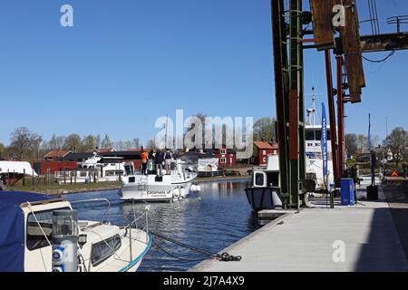 Am Dienstag wurde die Jubiläumssaison auf dem Göta Kanal in Old Motala Workshop (auf schwedisch: Gamla Motala verkstad), Motala, Schweden, mit Reden, Bandschnitten und dem üblichen Kanonengruß eingeweiht. Im Jahr 2022 wird es 200 Jahre her sein, dass der Göta-Kanal für den Verkehr auf der Westlinie geöffnet wurde, und 190 Jahre seit der Fertigstellung und Einweihung des gesamten Göta-Kanals. 20 Jahre harter Arbeit waren vorbei und die Boote konnten über Schweden segeln anstatt herum. Stockfoto