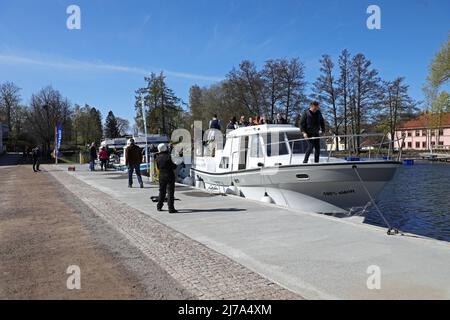 Am Dienstag wurde die Jubiläumssaison auf dem Göta Kanal in Old Motala Workshop (auf schwedisch: Gamla Motala verkstad), Motala, Schweden, mit Reden, Bandschnitten und dem üblichen Kanonengruß eingeweiht. Im Jahr 2022 wird es 200 Jahre her sein, dass der Göta-Kanal für den Verkehr auf der Westlinie geöffnet wurde, und 190 Jahre seit der Fertigstellung und Einweihung des gesamten Göta-Kanals. 20 Jahre harter Arbeit waren vorbei und die Boote konnten über Schweden segeln anstatt herum. Stockfoto