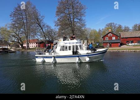 Am Dienstag wurde die Jubiläumssaison auf dem Göta Kanal in Old Motala Workshop (auf schwedisch: Gamla Motala verkstad), Motala, Schweden, mit Reden, Bandschnitten und dem üblichen Kanonengruß eingeweiht. Im Jahr 2022 wird es 200 Jahre her sein, dass der Göta-Kanal für den Verkehr auf der Westlinie geöffnet wurde, und 190 Jahre seit der Fertigstellung und Einweihung des gesamten Göta-Kanals. 20 Jahre harter Arbeit waren vorbei und die Boote konnten über Schweden segeln anstatt herum. Stockfoto