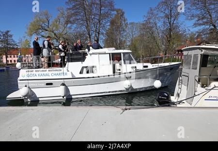 Am Dienstag wurde die Jubiläumssaison auf dem Göta Kanal in Old Motala Workshop (auf schwedisch: Gamla Motala verkstad), Motala, Schweden, mit Reden, Bandschnitten und dem üblichen Kanonengruß eingeweiht. Im Jahr 2022 wird es 200 Jahre her sein, dass der Göta-Kanal für den Verkehr auf der Westlinie geöffnet wurde, und 190 Jahre seit der Fertigstellung und Einweihung des gesamten Göta-Kanals. 20 Jahre harter Arbeit waren vorbei und die Boote konnten über Schweden segeln anstatt herum. Stockfoto