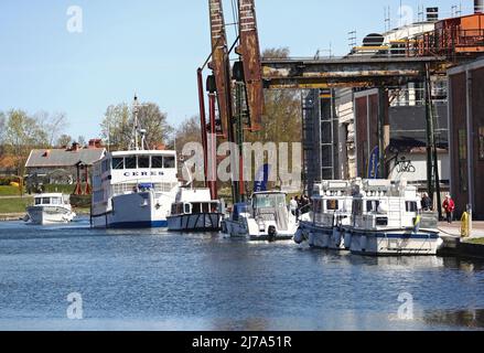 Am Dienstag wurde die Jubiläumssaison auf dem Göta Kanal in Old Motala Workshop (auf schwedisch: Gamla Motala verkstad), Motala, Schweden, mit Reden, Bandschnitten und dem üblichen Kanonengruß eingeweiht. Im Jahr 2022 wird es 200 Jahre her sein, dass der Göta-Kanal für den Verkehr auf der Westlinie geöffnet wurde, und 190 Jahre seit der Fertigstellung und Einweihung des gesamten Göta-Kanals. 20 Jahre harter Arbeit waren vorbei und die Boote konnten über Schweden segeln anstatt herum. Stockfoto
