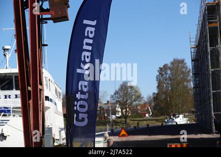 Am Dienstag wurde die Jubiläumssaison auf dem Göta Kanal in Old Motala Workshop (auf schwedisch: Gamla Motala verkstad), Motala, Schweden, mit Reden, Bandschnitten und dem üblichen Kanonengruß eingeweiht. Im Jahr 2022 wird es 200 Jahre her sein, dass der Göta-Kanal für den Verkehr auf der Westlinie geöffnet wurde, und 190 Jahre seit der Fertigstellung und Einweihung des gesamten Göta-Kanals. 20 Jahre harter Arbeit waren vorbei und die Boote konnten über Schweden segeln anstatt herum. Stockfoto