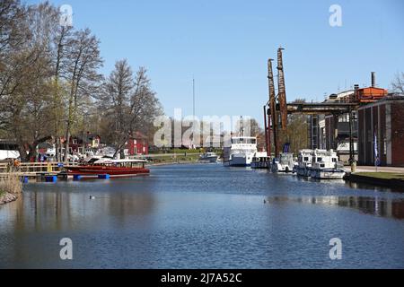 Am Dienstag wurde die Jubiläumssaison auf dem Göta Kanal in Old Motala Workshop (auf schwedisch: Gamla Motala verkstad), Motala, Schweden, mit Reden, Bandschnitten und dem üblichen Kanonengruß eingeweiht. Im Jahr 2022 wird es 200 Jahre her sein, dass der Göta-Kanal für den Verkehr auf der Westlinie geöffnet wurde, und 190 Jahre seit der Fertigstellung und Einweihung des gesamten Göta-Kanals. 20 Jahre harter Arbeit waren vorbei und die Boote konnten über Schweden segeln anstatt herum. Stockfoto