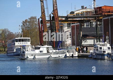 Am Dienstag wurde die Jubiläumssaison auf dem Göta Kanal in Old Motala Workshop (auf schwedisch: Gamla Motala verkstad), Motala, Schweden, mit Reden, Bandschnitten und dem üblichen Kanonengruß eingeweiht. Im Jahr 2022 wird es 200 Jahre her sein, dass der Göta-Kanal für den Verkehr auf der Westlinie geöffnet wurde, und 190 Jahre seit der Fertigstellung und Einweihung des gesamten Göta-Kanals. 20 Jahre harter Arbeit waren vorbei und die Boote konnten über Schweden segeln anstatt herum. Stockfoto