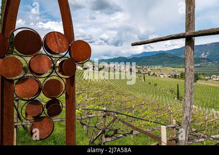 Tramin Village entlang der Weinrote. Tramin ist das Weinbaudorf Südtirols - Norditalien - und seine Geschichte ist eng verbunden Stockfoto