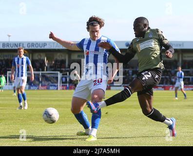 HARTLEPOOL, GROSSBRITANNIEN. MAI 7. Tom Stagg von Colchester United wird am Samstag, den 7.. Mai 2022, während des Spiels der Sky Bet League 2 zwischen Hartlepool United und Colchester United im Victoria Park, Hartlepool, von Reagan Ogle von Hartlepool United herausgefordert. (Kredit: Michael Driver | MI Nachrichten) Kredit: MI Nachrichten & Sport /Alamy Live Nachrichten Stockfoto