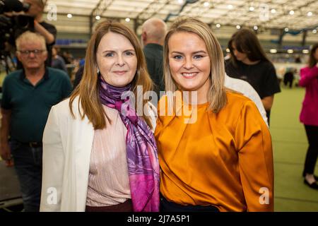 Sinn Fein's Caoimhe Archibald (links) und Kathleen McGurk in der Meadownbank Arena, Magherafelt für die Wahlauszählung der nordirischen Versammlung. Stockfoto