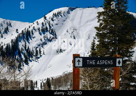 Atemberaubende Landschaft im Park City Canyons Skigebiet in Utah. Spätfrühlingswetter. Stockfoto