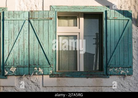 Gebäude mit hölzernen Fensterläden in Eski Datça, Türkei Stockfoto