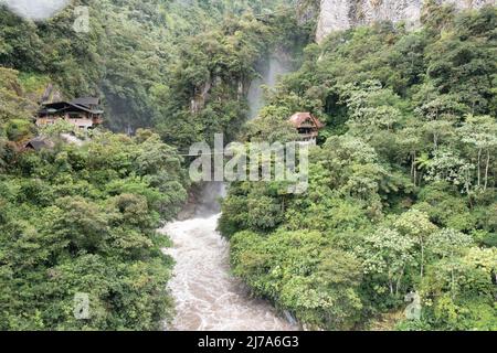 Wasserfall El Pailon del Diablo und Hängebrücke. Luftaufnahme. Banos Santa Agua, Ecuador. Südamerika. Stockfoto