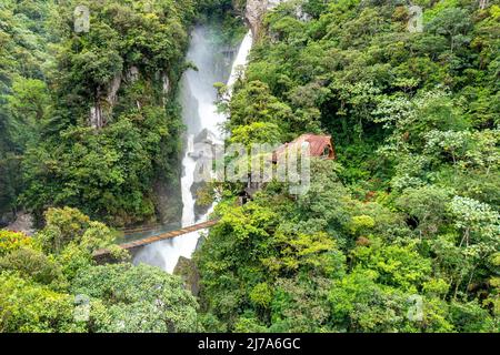 Wasserfall El Pailon del Diablo und Hängebrücke. Luftaufnahme. Banos Santa Agua, Ecuador. Südamerika. Stockfoto