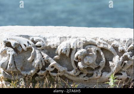 Schnitzereien auf dem Mauerwerk des antiken Knidos/Cnidos in der Türkei Stockfoto