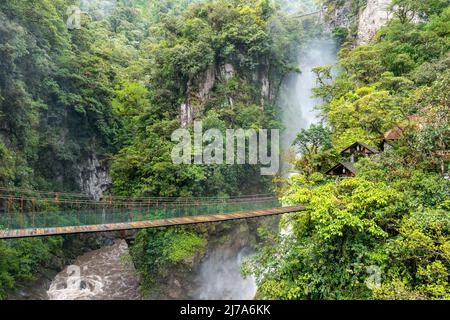 Wasserfall El Pailon del Diablo und Hängebrücke. Luftaufnahme. Banos Santa Agua, Ecuador. Südamerika. Stockfoto