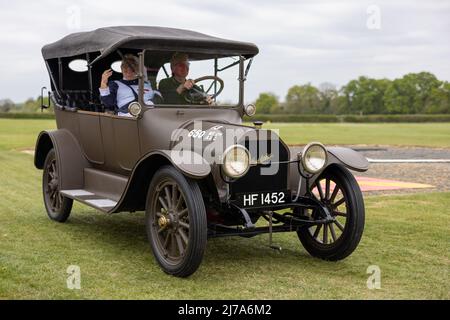 1916 Studebaker Light Four, Teilnahme an der Fahrzeugparade auf der Shuttleworth Season Premiere Airshow am 1.. Mai 2022 Stockfoto